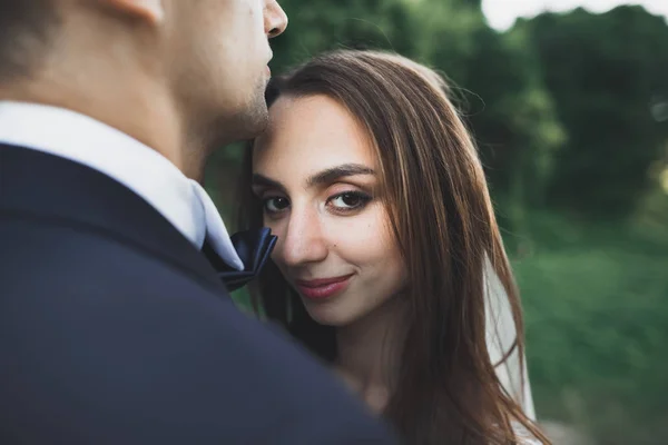 Berciuman pasangan di musim semi alam foto close-up — Stok Foto