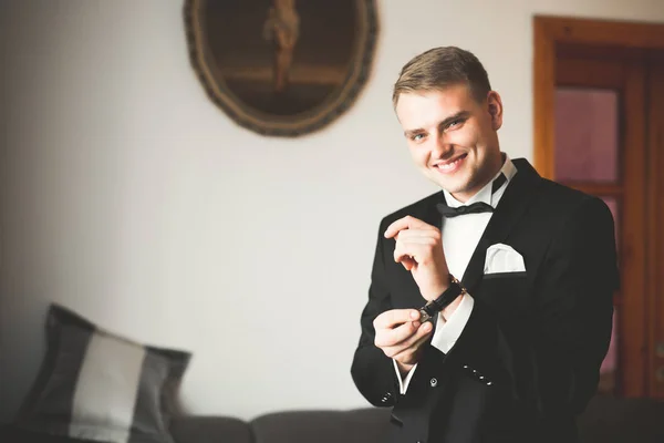 Homem bonito, noivo posando e se preparando para o casamento — Fotografia de Stock