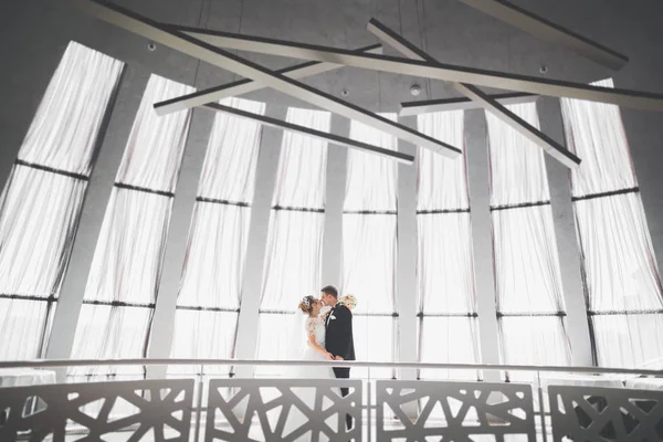 Casal feliz encantador do casamento, noiva com vestido branco longo posando na cidade bonita — Fotografia de Stock