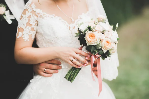 Nevěsta drží velké a krásné svatební kytice s květinami — Stock fotografie