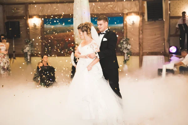 Casal lindo caucasiano acabou de se casar e dançar sua primeira dança — Fotografia de Stock