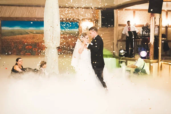 Primer baile de boda de pareja recién casada en restaurante —  Fotos de Stock