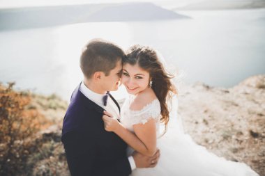 Mutlu evlilik çifti güzel manzarada kalıyor.