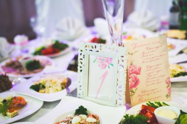 Düğün töreni için hazırlanmış bir restoranın içinde.