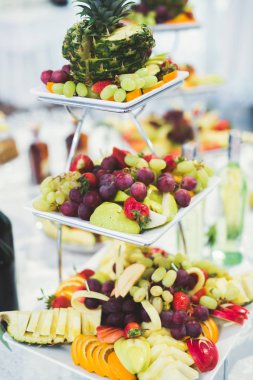 Enfes ve lezzetli bir tatlı masası ve resepsiyonda kapkek fotoğrafları.