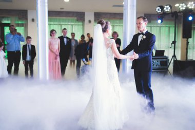 Yeni evli çiftin ilk düğün dansı.