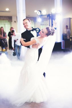 Güzel beyaz bir çift yeni evlendiler ve ilk danslarını ediyorlar.