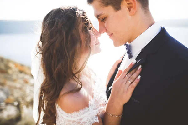 Glückliches Hochzeitspaar übernachtet in schöner Landschaft — Stockfoto