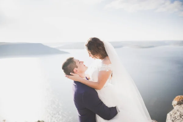 Elegant elegant glad bröllop par, brud, vacker brudgum på bakgrunden av hav och himmel — Stockfoto