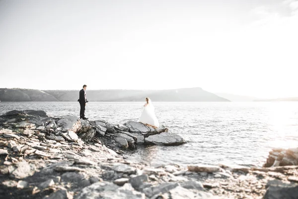 Pareja feliz boda quedarse sobre hermoso paisaje — Foto de Stock