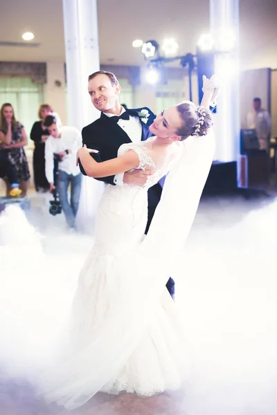 Casal lindo caucasiano acabou de se casar e dançar sua primeira dança — Fotografia de Stock