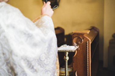 Nikah yüzükleri kilisede törendeydi. Makro.