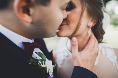 Genç ve güzel bir çiftin yakın çekimi.