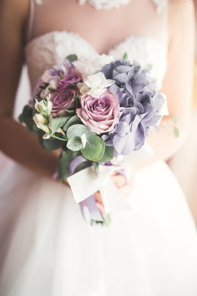 Preciosa novia en bata posando y preparándose para la ceremonia de boda cara en una habitación —  Fotos de Stock