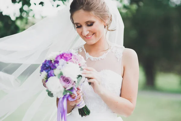 Retrato de novia impresionante con el pelo largo posando con gran ramo — Foto de Stock