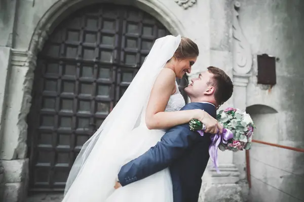 Belo conto de fadas casal recém-casado abraçando perto do velho castelo medieval — Fotografia de Stock