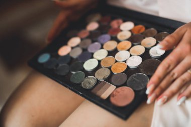 Tüylü, lüks makyaj, saç stili, stüdyo içi fotoğraf çekimi olan güzel bir gelin.