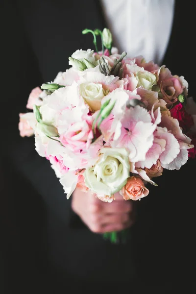Красивий весільний букет з різними квітами, трояндами — стокове фото