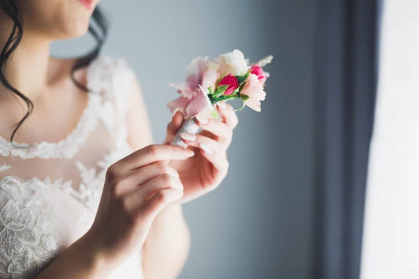 Πανέμορφη νύφη με ρόμπα ποζάρει και ετοιμάζεται για την γαμήλια τελετή πρόσωπο σε ένα δωμάτιο — Φωτογραφία Αρχείου