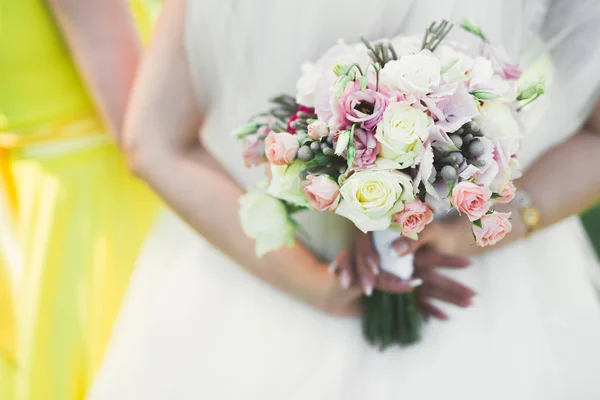 Maravilloso ramo de boda de lujo de diferentes flores — Foto de Stock