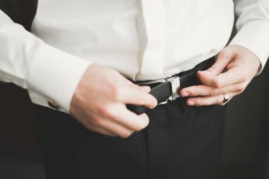 Güzel adam, damat poz veriyor ve düğüne hazırlanıyor.