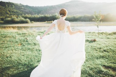 Bahçede çalışan güzel gelinim