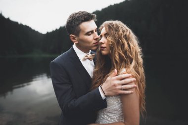 Gelin ve damat el ele tutuşuyor.