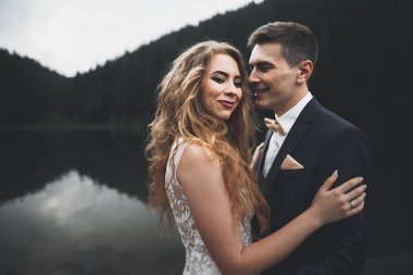 Genç bir çiftin şehvetli portresi. Açık hava.