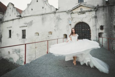 Zarif beyaz elbiseler içinde güzel bir gelin