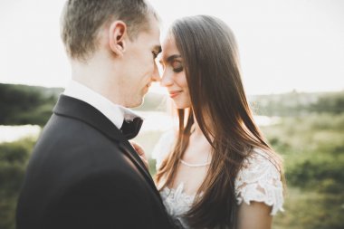 Bahar mevsiminde öpüşen düğün çifti. Yakın plan portre.