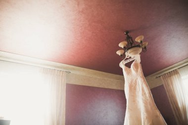 Gelinin odasında mükemmel bir gelinlik.