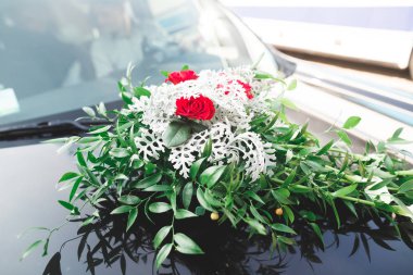 Güzel, lüks çiçeklerle süslenmiş düğün arabası.