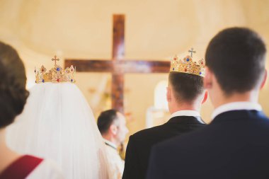 Düğün çifti kilisede evleniyor.