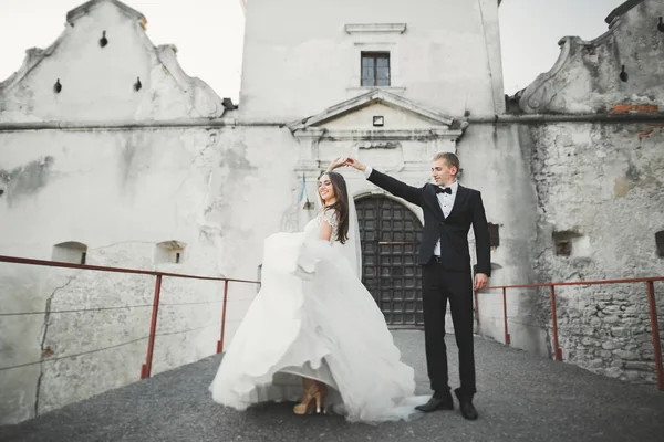 Casal sensual, namorados abraçando na frente do velho castelo eslavo — Fotografia de Stock