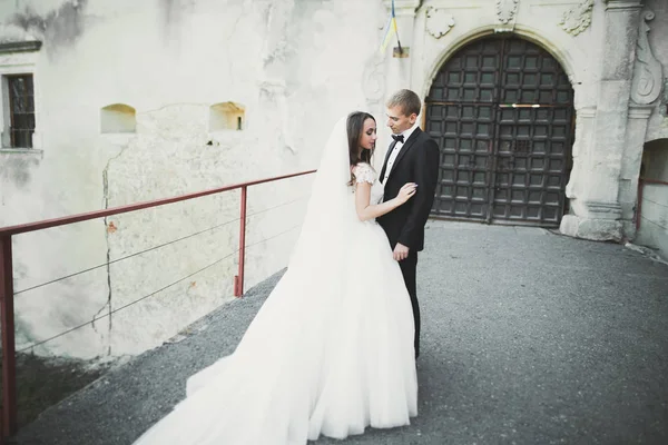 Incrível feliz suave elegante lindo casal caucasiano romântico no fundo antigo castelo barroco — Fotografia de Stock