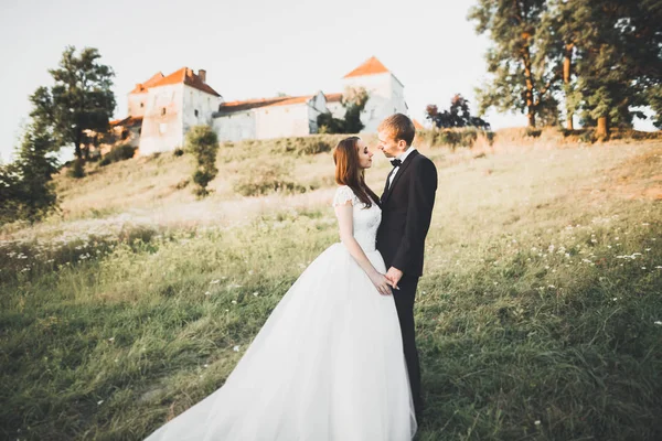 Smyslný manželský pár, valentýni objímající se před starým slovanským hradem — Stock fotografie