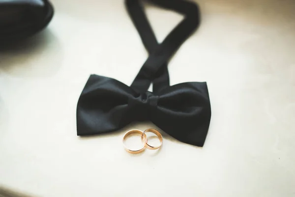 二つの黄金の結婚指輪の背景概念 — ストック写真