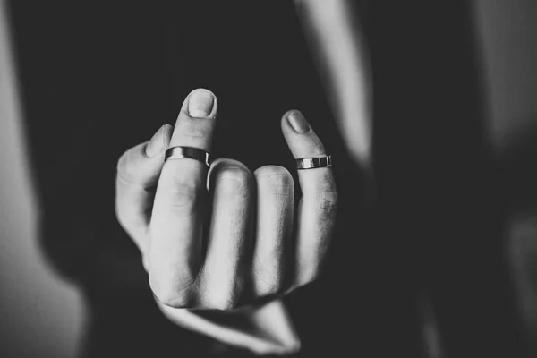 Hermosos anillos de boda de lujo en las manos — Foto de Stock