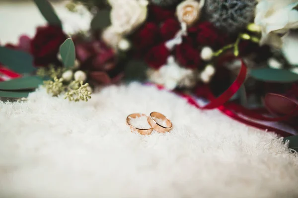 Dos anillos de boda de oro concepto de fondo aislado — Foto de Stock