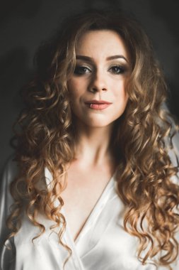 Güzel moda peçe düğün sabah gelinle portresi. Gelinlik.