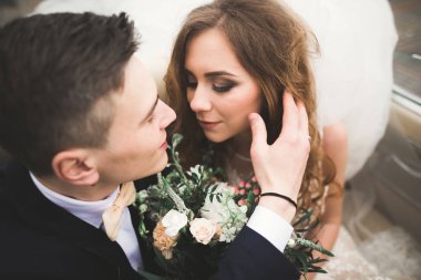 Sadece evli çift lüks retro arabada düğün gününde