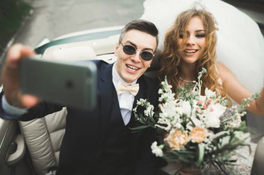 Mutlu gelin ve damat selfie düğünlerinde retro arabaya yapma.