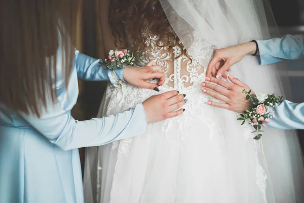 Brautjungfern knöpfen Bräute am Hochzeitsmorgen an — Stockfoto