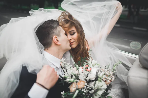 Pareja recién casada en el lujoso coche retro el día de su boda — Foto de Stock