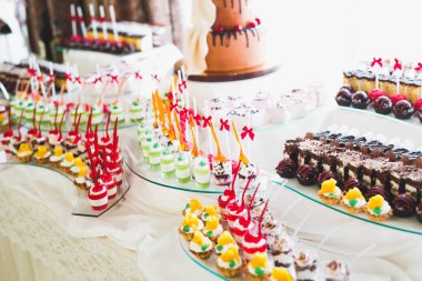 Bir büfe üzerinde pişmiş tatlı çeşitleri