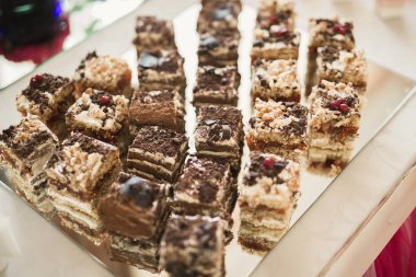 Düğün şekeri büfesinde lezzetli tatlılar, tatlılar, kekler.