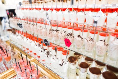 Düğün şekeri büfesinde lezzetli tatlılar, tatlılar, kekler.