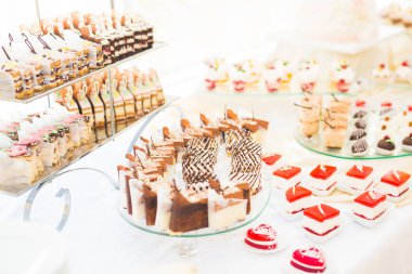 Enfes ve lezzetli bir tatlı masası ve resepsiyonda kapkek fotoğrafları.