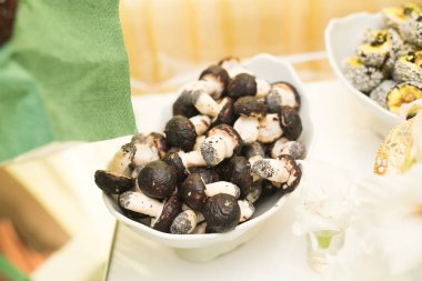 Enfes ve lezzetli bir tatlı masası ve resepsiyonda kapkek fotoğrafları.