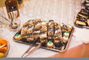 Düğün şekeri büfesinde lezzetli tatlılar, tatlılar, kekler.